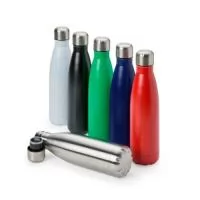 Garrafa Térmica Inox 500ml Personalizada com Isolamento a Vácuo | Fabricação Própria Garrafa Térmica Personalizada 500ml – Conservação de Temperatura e Elegância para sua Marca  A Garrafa Térmica Personalizada 500ml é a combinação perfeita entre design moderno, funcionalidade e durabilidade. Fabricada em inox de alta qualidade, conta com parede dupla e isolamento térmico a vácuo, tecnologia que ajuda a manter bebidas quentes ou frias por muito mais tempo, proporcionando praticidade para o dia a dia, trabalho, viagens, academia e atividades ao ar livre.  Seu acabamento sofisticado e formato ergonômico tornam a garrafa uma excelente opção para brindes corporativos premium, campanhas promocionais, eventos empresariais, ações de marketing e presentes personalizados. A tampa rosqueável oferece vedação segura, reduzindo riscos de vazamentos durante o transporte.  Além de funcional, a garrafa possui ampla área para personalização, permitindo destacar sua marca com excelente visibilidade e val