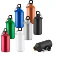 Garrafa em alumínio com capacidade para até 550ml com acabamento fosto, exeto a cor branca. Possui tampa rosqueável em plástico e mosquetão metálico acoplado à tampa para transporte.  Cor branca com acabamento brilhoso.