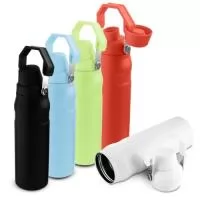 Garrafa térmica em inox interno 304 com pintura eletrostática e capacidade para até 750ml. Conta com estrutura de parede dupla e vedação a vácuo, permitindo a conservação da temperatura de líquidos por mais tempo. Possui tampa rosqueável em plástico PP, protetor adicional para o bocal e alça com encaixe lateral para fixação do protetor menor.