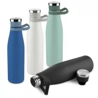 Garrafa térmica em inox com pintura eletrostática capacidade máxima de 750ml. Possui estrutura de parede dupla e vedação a vácuo, que permite conservar a temperatura de líquidos quentes ou frios por mais tempo. Conta ainda com tampa rosqueável em inox, com revestimento externo em silicone, e acompanha alça removível em silicone para transporte.