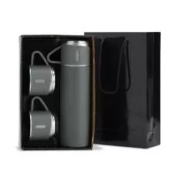 Sobre o produto O Kit Garrafa Térmica 450ml Personalizado é uma excelente opção para presentear clientes, colaboradores e parceiros com elegância e sofisticação. Ideal para brindes corporativos, ações promocionais, eventos e datas comemorativas, o kit une praticidade, qualidade e uma apresentação diferenciada.  A garrafa é produzida em inox, possui capacidade para 450ml e conta com base antiderrapante, proporcionando mais estabilidade durante o uso. O grande diferencial deste kit são as duas tampas extras em inox com revestimento plástico, que podem ser utilizadas como xícaras, tornando o produto ainda mais funcional para viagens, trabalho e momentos de lazer.  O conjunto acompanha uma sacola de papel com berço de papelão, garantindo uma apresentação elegante e pronta para presentear.  A personalização pode ser realizada em gravação a laser, oferecendo um acabamento sofisticado e permanente, ou em DTF UV, ideal para logotipos, artes coloridas e imagens com excelente definição e alta du