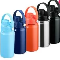 Garrafa térmica de inox com parede dupla e tampa dupla, capacidade de 1 litro. Com alça plástica para transporte, a garrafa contém duas tampas utilizáveis como copos.