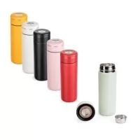 Garrafa térmica com capacidade máxima de 300ml. Possui estrutura de parede dupla com interior em inox 316, exterior em inox 201 e pintura eletrostática, além de base emborrachada antiderrapante. Apresenta tampa rosqueável com anel de vedação em silicone. Acompanha cesto infusor em inox com alça.