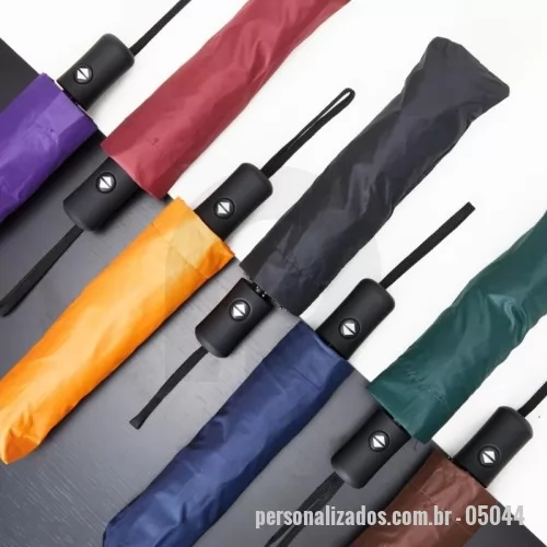 Guarda chuva personalizada - Guarda-chuva automático de nylon com impacto impermeável e proteção UV, tecido interno em vinil. Com estrutura em aço e 8 varetas em fibra de vidro, possui pegador plástico com botão de ação e alça de nylon. Acompanha capa protetora.