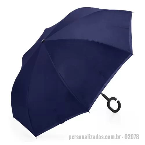 Guarda chuva personalizada - Guarda-chuva invertido com forro interno. Tecido de nylon impermeável preto, possui um mecanismo inovador permitindo que o usuário não se molhe ao entrar e sair de ambientes devido sua abertura invertida, quando feito o movimento para fechar as varetas inverterão para cima criando um formato circular impedindo a chuva de atingir o usuário, podendo “segurar” a chuva enquanto entra/sai de um ambiente e depois virando o guarda-chuva irá escorrer a água. Forro interno para preservação das 8 varetas, evitando contato com a água e assim prolongando seu tempo de uso sem enferrujar. Ao impulsionar o fechamento invertido fica mais rápido e prático o modo de secar e ser guardado, pode ser apoiado no chão que permanecerá em pé para escorrer a água. Pegador plástico fosco em formato C, botão acionador vermelho e fita com velcro(contorno marrom) para lacre.