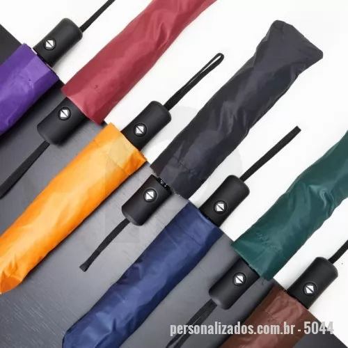 Guarda chuva personalizada - Guarda-chuva automático de nylon com impacto impermeável e proteção UV, tecido interno em vinil. Com estrutura em aço e 8 varetas em fibra de vidro, possui pegador plástico com botão de ação e alça de nylon. Acompanha capa protetora.