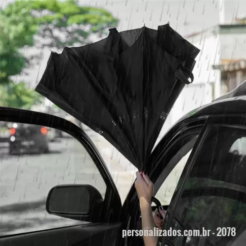 Guarda chuva personalizada - Guarda chuva invertido em nylon preto com forro interno, haste e 8 varetas em metal, pegada revestida em plástico no formato C com abertura manual, e tamanho aproximado de ø1060 x 795 mm.