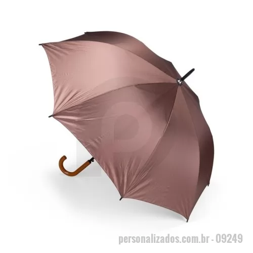 Guarda chuva personalizada - Guarda-chuva em poliéster de impacto impermeável com abertura automática por botão em plástico. Possui estrutura com haste em metal, pegador em polipropileno (PP) com acabamento semelhante à madeira, oito varetas metálicas e faixa para fechamento em velcro.