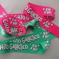 faixa de cabelo confeccionada em poliester acetinado e personaliza com sublimação sem limite de cores.