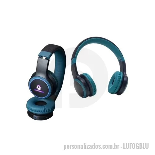 Headphone personalizado - Head Fone Gift Bluetooth Led inclui rádio FM com um sistema de isolamento acústico e encaixe acolchoado, este fone de ouvido para brinde proporciona uma experiência sonora imersiva sem interrupções externas. O microfone integrado permite atender chamadas com clareza, enquanto os botões de controle facilitam a gestão do áudio e chamadas. Além de sua funcionalidade Bluetooth, este produto promocional com gravação a laser, leitor de cartão de memória e entradas para cabo P2 e USB-C, oferecendo versatilidade adicional. Com iluminação LED que destaca sua marca na lateral, este fone de 158 gramas também possui uma estrutura dobrável para maior conveniência.