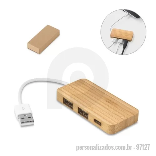 Hub personalizado - Hub em bambu com 2 portas USB-A e 1 porta USB-C. Permite transferência de dados. Fornecido em caixa presente de papel kraft