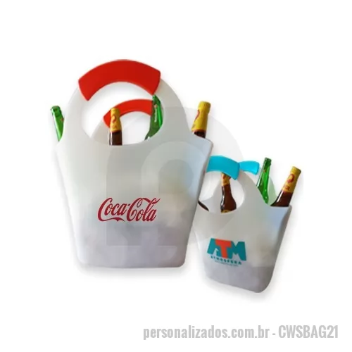 Ice Bag personalizado - Sacola Ice Bag / Cooler serve também como balde de gelo 21 litros é produzida em PE translúcido flexível ( polietileno ) disponível em cores, medindo 400 mm de altura 300 mm de largura X 480 mm de comprimento, pegador de alça em cor contrastante com a cor do corpo, tendo a área frontal de estampa de logotipo medindo 160 mm X 160 mm, pesando 0,680 gramas cada, são entregues com embalagem contendo 25 peças cada pesando 17,0 kg.