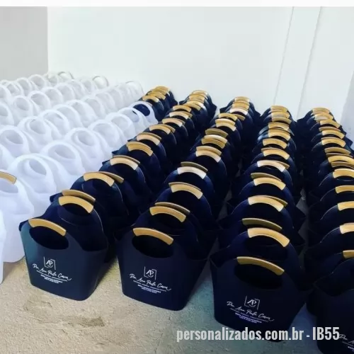 Ice Bag personalizado - Ice Bag Personalizada para Bebidas Mantenha suas bebidas geladas e com estilo em qualquer ocasião! Nossa ice bag é feita em material resistente, ideal para vinhos, espumantes, cervejas e outras bebidas, essa bolsa térmica é perfeita para eventos, festas, piqueniques e até como lembrancinha personalizada.
