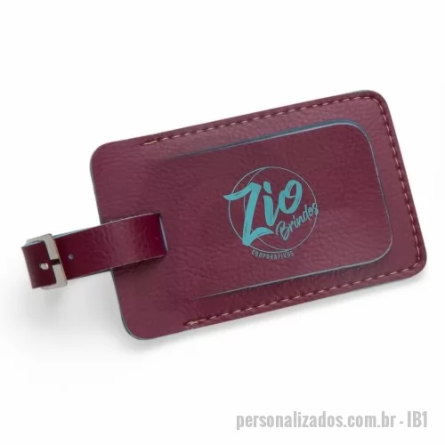 Identificador de bagagem e mala personalizado - Identificador de Bagagem – IB1 pode ser confeccionado em couro ou sintético nobre diversas opções de materiais e cores (modelo da foto principal foi confeccionado no sintético soft collor vinho com azul). Possui aba com visor interno para cartão de identificação. Fechamento através de lingueta com nivela e rebite para fechamento. Personalização com gravação em baixo relevo ou silkscreen 1 cor.