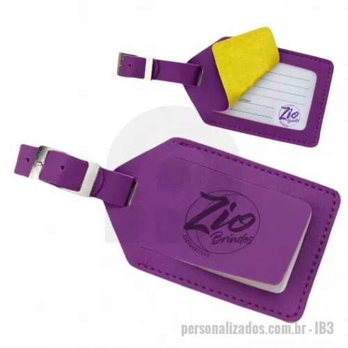 Identificador de bagagem e mala personalizado - Identificador de Bagagem – IB3 pode ser confeccionado em couro ou sintético nobre diversas opções de materiais e cores (modelo da foto principal foi confeccionado no sintético dune roxo, com forro nylon 70 colorido). Possui aba com visor interno para cartão de identificação. Fechamento através de lingueta com fivela e rebite níquel para fechamento. Personalização com gravação em baixo relevo ou silkscreen 1 cor.