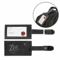 Identificador de Bagagem – IB9 pode ser confeccionado em couro ou sintético nobre diversas opções de materiais e cores (modelo da foto principal foi confeccionado no sintético bidim preto). Possui local com visor interno para cartão de identificação. Fechamento através de lingueta com fivela e rebite níquel. Personalização com gravação em baixo relevo ou silkscreen 1 cor.