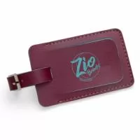 Identificador de Bagagem – IB1 pode ser confeccionado em couro ou sintético nobre diversas opções de materiais e cores (modelo da foto principal foi confeccionado no sintético soft collor vinho com azul). Possui aba com visor interno para cartão de identificação. Fechamento através de lingueta com nivela e rebite para fechamento. Personalização com gravação em baixo relevo ou silkscreen 1 cor.