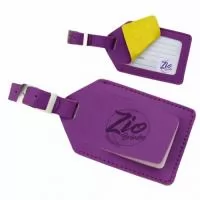 Identificador de Bagagem – IB3 pode ser confeccionado em couro ou sintético nobre diversas opções de materiais e cores (modelo da foto principal foi confeccionado no sintético dune roxo, com forro nylon 70 colorido). Possui aba com visor interno para cartão de identificação. Fechamento através de lingueta com fivela e rebite níquel para fechamento. Personalização com gravação em baixo relevo ou silkscreen 1 cor.