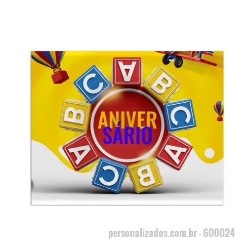 Ímã de geladeira personalizado - Formato: 5 x 4 cm. Lado de Impressão: Frente. Cores: 4x0 (colorido). Papel: Couché Fosco 170g. Substrato: Manta Magnética. Enobrecimento: Laminação Brilho Frente  Os imãs são materiais promocionais que proporcionam grande fixação da marca. Geralmente expostos em locais estratégicos, como geladeiras, painéis de aço e CPU de computadores, eles são facilmente visualizados e notados pelos clientes.  Por isso, empresas que atuam diretamente com alimentos e bebidas ou produtos e serviços para escritórios são fortemente beneficiados pela utilização desse produto.  Para tornar o imã ainda mais atraente, a produção deve investir em layouts criativos e úteis para o cliente.
