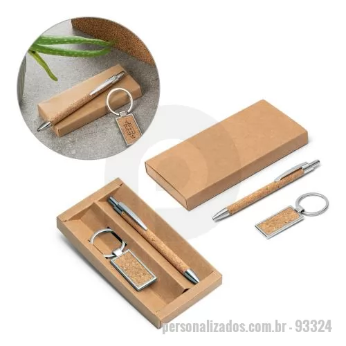 Impressão personalizado - Impressão Personalizado - 93324 - Conjunto composto por uma esferográfica e um chaveiro em metal com acabamento em cortiça. Esferográfica com escrita em azul de 1’5 km. Fornecido em caixa presente de papel kraft reciclado. A cor e o resultado da impressão nos materiais naturais pode  - 179452 - Impressão