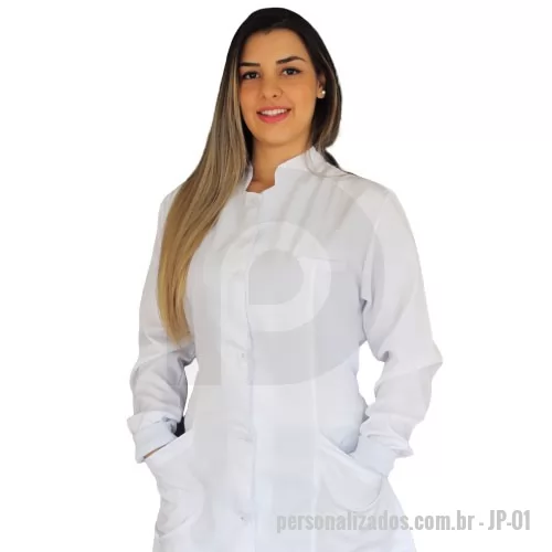 Jaleco personalizado - Jaleco feminino acinturado, confeccionado com tecido 100% poliéster, manga longa com punho, gola padre, dois bolsos na parte de baixo e um bolso falso na parte de cima do lado esquerdo do peito, botões e duas tiras nas costas para amarrar. Tamanhos do PP ao EXG