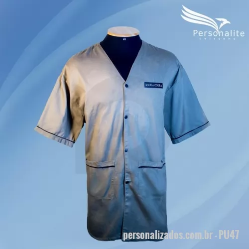 Jaleco personalizado - Jaleco brim, modelo com botões, manga curta, personalizado com seu logotipo em silk. Produzido com brim leve, material de alta qualidade composto em 100% algodão, proporcionando maior durabilidade, resistência, segurança e conforto ao colaborador. Disponível em diversas cores e com tamanhos do P ao EXG. Detalhes como bolsos, botões, cobre botões, faixa refletiva etc podem ser inseridos, consultar valores