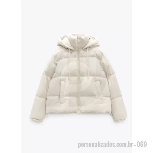 Jaqueta personalizada - Jaqueta de gola alta com capuz e cordões. Manga comprida com acabamento em punho. Bolsos de debrum na frente. Fecho frontal com zíper.