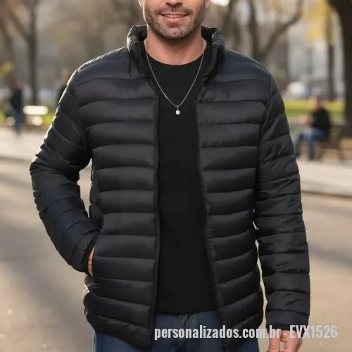 Jaqueta personalizada - Jaqueta Puffer Personalizada Masculina Preta em Nylon – Bobojaco para Inverno  A Jaqueta Puffer Personalizada Masculina Preta em Nylon é uma excelente opção para empresas que buscam unir conforto, proteção térmica e divulgação da marca em um único produto. Com visual moderno e acabamento premium, é ideal para uniformes corporativos, equipes externas, eventos, ações promocionais e presentes para colaboradores e clientes.  Confeccionada em nylon resistente, possui enchimento que proporciona excelente isolamento térmico, ajudando a manter o corpo aquecido nos dias mais frios. Seu design estilo bobojaco (puffer) oferece conforto, leveza e ótimo caimento, garantindo praticidade para o uso diário.  A personalização pode ser aplicada através de bordado, silk screen, DTF, transfer ou etiqueta personalizada, destacando sua marca de forma elegante e profissional. A EV Brindes, com fabricação própria, também pode desenvolver modelos exclusivos em diferentes cores, tecidos, acabamentos e detalhes 
