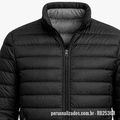 Jaqueta personalizada - FICHA TÉCNICA – JAQUETA PUFFER MASCULINA (FRIO INTENSO). Descrição do Produto  Jaqueta puffer masculina desenvolvida para proteção térmica em baixas temperaturas, unindo conforto, leveza e elegância. Ideal para uso corporativo, uniforme premium, ações promocionais e campanhas de inverno. Especificações Técnicas Produto: Jaqueta puffer masculina personalizada Material externo: Poliéster impermeável ou resistente à água Material interno: Forro térmico em poliéster ou nylon Enchimento: Fibra sintética siliconada (alto isolamento térmico) Estrutura: Acolchoada (costura em gomos/quilting) Fechamento: Zíper frontal reforçado Gola: Alta para proteção contra vento Bolsos: Laterais com zíper (opcional interno) Punhos: Ajustados para retenção de calor Acabamento: Costura reforçada e design anatômico. Medidas (padrão) PP, P, M, G, GG, XGG (Modelagem pode ser ajustada conforme projeto do cliente). Personalização Bordado (principal e mais indicado) Patch bordado ou emborrachado (PVC) Silk screen (e