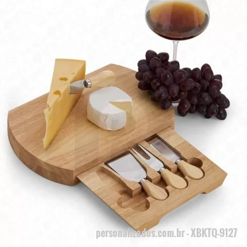 Kit acessórios para queijo personalizado - Kit queijo 5 peças, contém: tábua de bambu com gaveta para acomodação dos utensílios, faca com ponta, faca reta, garfo e espátula. MEDIDAS: Altura : 18 cm. Largura : 27,7 cm. Espessura : 3,5 cm. Garfo: 12,5 x 2,8 cm. Espátula: 12 cm x 4,7 cm. Faca com Ponta: 11,2 x 2,8 cm. Faca Reta: 12,3 x 2,8 cm. Peso aproximado (g): 1070. GRAVAÇÃO: Laser apenas 1 peça, para demais gravações consulte.