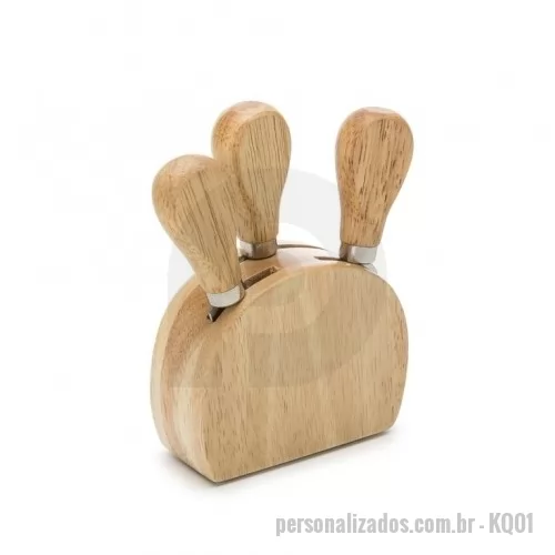Kit acessórios para queijo personalizado - Kit queijo com três peças e base de madeira. Possui: espátula, faca e garfo. Base de madeira com borrachas anti deslizantes na parte inferior.