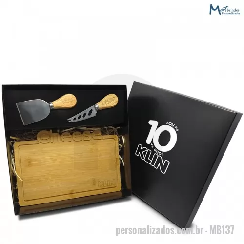 Kit acessórios para queijo personalizado - Um  kit assertivo e diferenciado, com grandes opções para personalização.  Em uma caixa duplex, este brinde acompanha a praticidade que todo degustador de queijo merece.  Quantidade Mínima: 60 unidades. 1 Caixa Duplex 2 Tipos de Talheres para Queijo 1 Tábua para Queijo Personalização do Brinde: SILK na Caixa e Laser nos Talheres e na Tábua