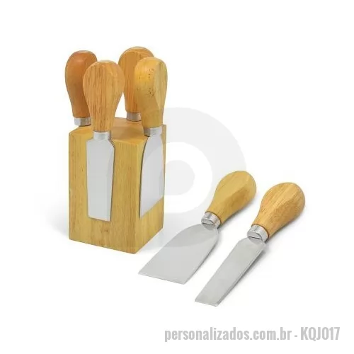 Kit acessórios para queijo personalizado - Kit Queijo com Imã. Gravação em Laser. Confeccionado em madeira e aço inox contém: uma faca, duas espátulas e um garfo trinchante. Leve e portátil, é ideal para sua casa e momentos com a família.