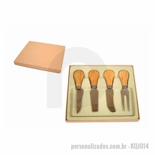 Kit acessórios para queijo personalizado - Kit para Queijo com 4 talheres com cabo de madeira e caixa de papelão em kraft. Gravação em Laser.