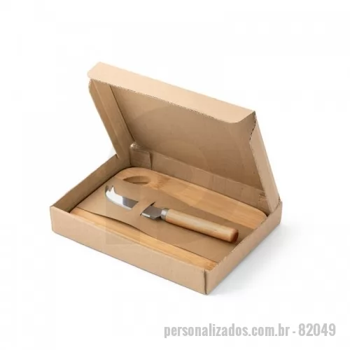 Kit acessórios para queijo personalizado - Conjunto com tábua de corte e pequena faca de queijo em bambu. Food grade. Fornecido em caixa presente de papel craft. 143 x 200 x 10 mm | Caixa: 150 x 205 x 32 mm