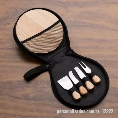 Kit acessórios para queijo personalizado - Kit queijo 5 peças em estojo de nylon com zíper e alça. Contém: espátula grande, garfo, faca reta, espátula pequena e tábua de bambu. Estojo com rede interna para guardar a tábua e velcro para ficar as peças. Silk 1 cor no estojo.