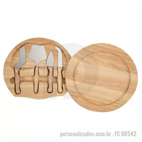 Kit acessórios para queijo personalizado - Kit queijo 5 peças, possui tábua de bambu com detalhe circular em relevo na parte superior e parte inferior com borrachas antideslizantes. Contém faca reta, espátula, faca com ponta e garfo em inox. Para abrir basta rotacionar a tampa.  Medidas aproximadas para gravação (CxL):  Tábua 19,1 cm x 19,1 cm – Faca reta 6 cm x 2 cm – Espátula 6 cm x 6 cm – Faca com ponta 4,2 cm x 2 cm – Garfo 6 cm x 1,5 cm  Tamanho total aproximado  (CxL):  Tábua 25,6 cm x 25,6 cm - Faca reta 18,5 cm x 4,5 cm – Espátula 19,2 cm x 7 cm – Faca com ponta 16,2 cm x 2,8 cm – Garfo 18,3 cm x 3,4 cm