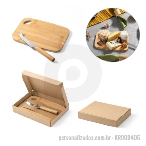 Kit acessórios para queijo personalizado - Conjunto com tábua de corte e pequena faca de queijo em bambu. Certificação EU Food Grade. Fornecido em caixa presente de papel kraft. Por ser um produto composto por materiais naturais, a cor e tamanho do produto e o resultado da impressão podem variar entre produtos. 200 x 143 x 10 mm | Caixa: 205 x 150 x 32 mm