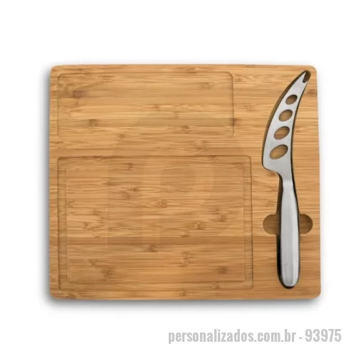 Kit acessórios para queijo personalizado - Tábua de queijos em bambu com faca inclusa. Fornecido em caixa presente de papel kraft reciclado. Certificação EU Food Grade. A cor e o resultado da impressão nos materiais naturais pode variar entre produtos. 300 x 260 x 15 mm | Caixa: 307 x 267 x 21 mm