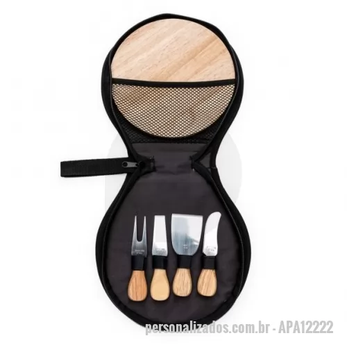 Kit acessórios para queijo personalizado - Material: Nylon, Bambu e Inox  Kit queijo 5 peças em estojo de nylon com zíper e alça. Contém: espátula grande, garfo, faca reta, espátula pequena e tábua de bambu. Estojo com rede interna para guardar a tábua e velcro para ficar as peças.  Altura :  23,5 cm  Largura :  23,6 cm  Medidas aproximadas para gravação (CxL):  Estojo 21,6 cm x 21,5 - Espátula grande 3 cm x 2 cm – Garfo 3 cm x 2 cm - Faca reta 3 cm x 2 cm - Espátula pequena 3 cm x 2 cm - Tábua de bambu 20 cm x 20 cm  Tamanho total aproximado  (CxL):  Espátula grande 12 cm x 4,6 cm – Garfo 12,5 cm x 2,9 cm - Faca reta 12,5 cm x 2,9 cm - Espátula pequena 12,4 cm x 2,9 cm - Tábua de bambu 20 cm x 20 cm x 0,9 cm  Peso aproximado (g):  488