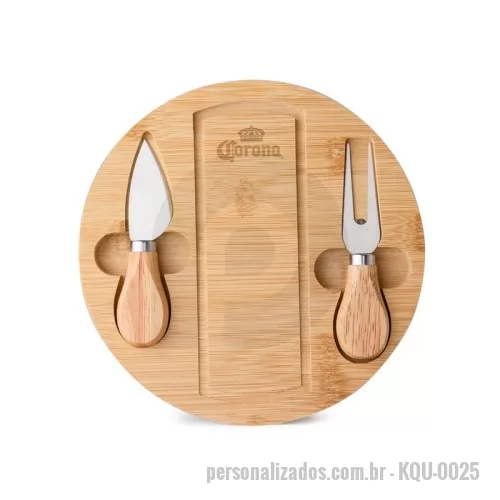 Kit acessórios para queijo personalizado - Kit queijo 3 peças, contém: tábua de bambu com canaleta, faca com ponta, garfo e espátula. Tábua com imã para encaixe e fixação dos utensílios.