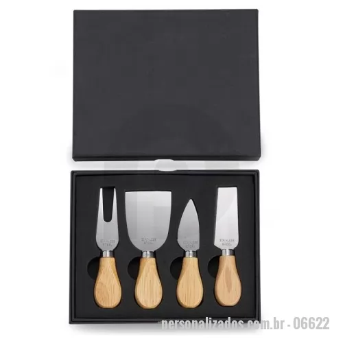Kit acessórios para queijo personalizado - Descrição: Kit queijo 4 peças em estojo de papelão com berço de espuma, contém: faca com ponta, faca reta, garfo e espátula  Altura :  15,8 cm  Largura :  18,9 cm  Espessura :  2,2 cm