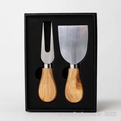 Kit acessórios para queijo personalizado - Para aproveitar com qualidade aquele momento especial, precisamos dos utensílios certos. Confira essa novidade: Kit de Queijo com 2 peças, embalado em um estojo de papelão com berço de espuma, contendo um garfo e uma espátula.