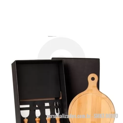 Kit acessórios para queijo personalizado - Kit acessórios para queijo Personalizado - SMKT-90100 - Conta com tábua com alça para queijo/petisco; Duas facas, sendo, uma com ponta e outra reta, garfo e espátula em madeira/inox; Estão perfeitamente acomodados em uma caixa para presentear. ALÉM DESSE PRODUTO TEMOS OUTROS MODELOS EMAIS DE 3.000 ITENS EM NOSSO CATÁLOGO - 169213 - Kit acessórios para queijo