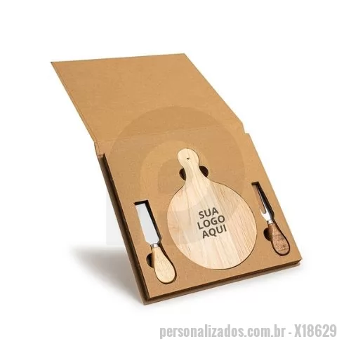 Kit acessórios para queijo personalizado - Kit Queijo 3 Peças em estojo kraft, perfeito para os amantes de queijos. Inclui uma tábua de madeira redonda com orifício para encaixe, uma faca reta e um garfo, garantindo praticidade e estilo ao servir. Elegante e funcional, é uma excelente opção de brinde corporativo, ideal para ações promocionais ou presentes para clientes e colaboradores. Personalizável com o logotipo da sua empresa, destaca sua marca em momentos especiais. Combine sofisticação e utilidade ao oferecer um item que encanta e promove sua marca de forma única e memorável. Uma escolha refinada para impressionar!