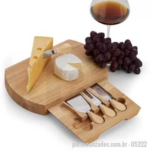 Kit acessórios para queijo personalizado - Descrição: Kit queijo 5 peças, contém: tábua de bambu com gaveta para acomodação dos utensílios, faca com ponta, faca reta, garfo e espátula.