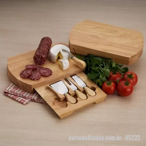 Kit acessórios para queijo personalizado - Descrição: Kit queijo 5 peças, contém: tábua de bambu com gaveta para acomodação dos utensílios, faca com ponta, faca reta, garfo e espátula.  Altura :  18 cm  Largura :  27,7 cm  Espessura :  3,5 cm  Medidas aproximadas para gravação (CxL):  Tábua 16 cm x 22 cm - Cabo 2 cm x 2,5 cm