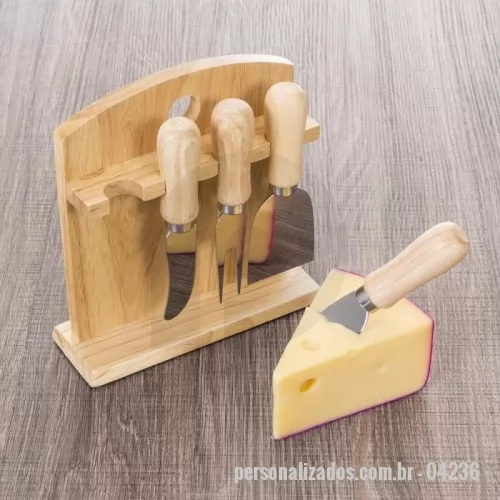 Kit acessórios para queijo personalizado - Descrição: Kit queijo com 5 peças em madeira. Contém faca reta, faca com ponta, garfo, espátula e suporte de encaixe com borrachas antideslizantes na parte inferior.  Medidas aproximadas para gravação (CxL):  Cabos madeira 4 cm x 1,5 cm – Suporte 14 cm x 8 cm