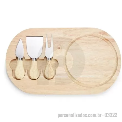 Kit acessórios para queijo personalizado -  Kit queijo 4 peças, contém: tábua de madeira com canaleta, faca com ponta, garfo e espátula. Tábua com imã para encaixe e fixação dos utensílios.  Largura :  32,1 cm  Comprimento :  18,7 cm  Espessura :  1,5 cm
