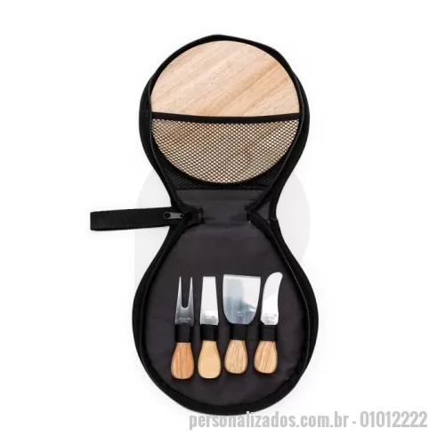 Kit acessórios para queijo personalizado - Kit queijo 5 peças em estojo de nylon com zíper e alça. Contém: espátula grande, garfo, faca reta, espátula pequena e tábua de bambu. Estojo com rede interna para guardar a tábua e velcro para ficar as peças.